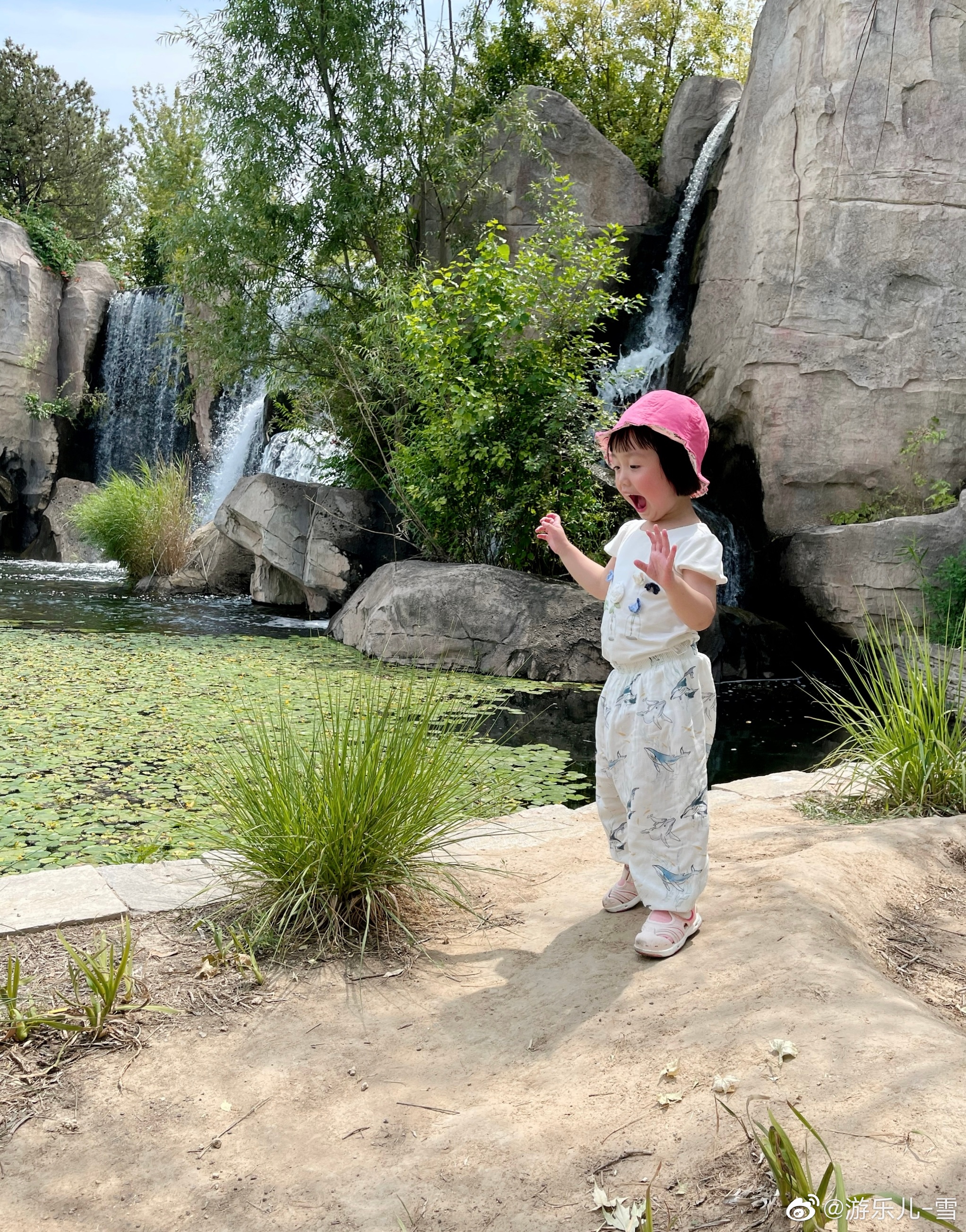 周末带娃去公园玩耍，爸爸在，乔乔会一直粘着他。今天去的是北京温榆河公园，下午17