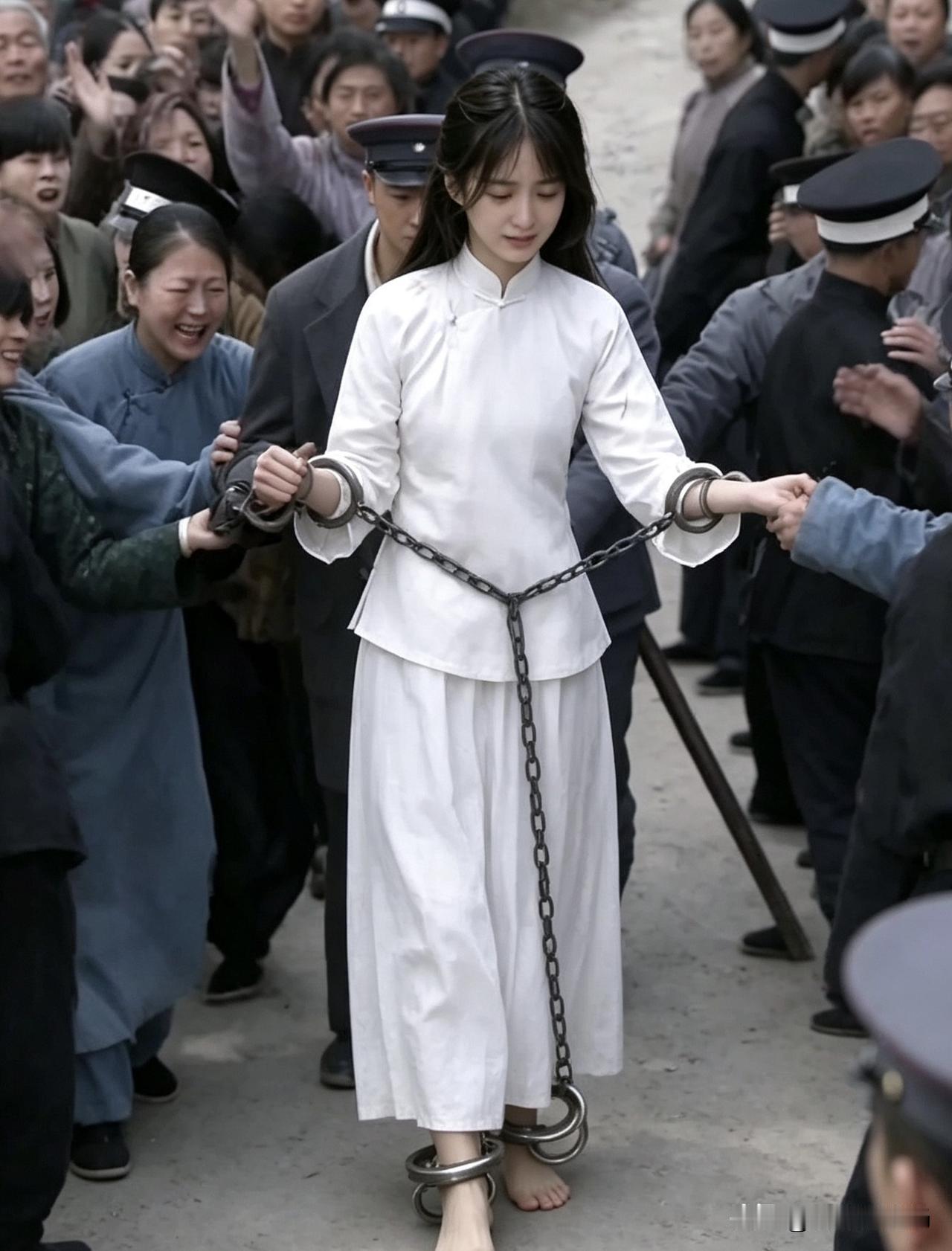 生时纯良、待人温和，却因心底欲望踏错歧途，本该安稳喜乐的日子，只剩高墙脚镣阻隔人