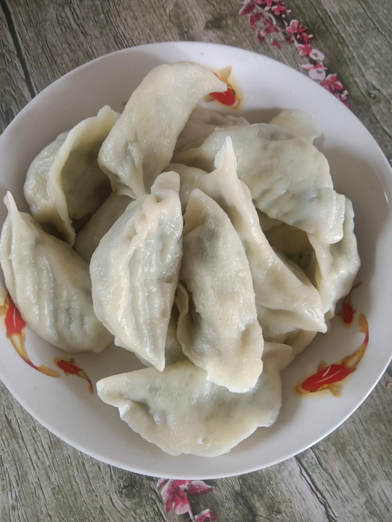 咱就是有人缘
到中午吃饭的时候
就有人给咱送饺子
我省事了不用做饭了
[大笑][