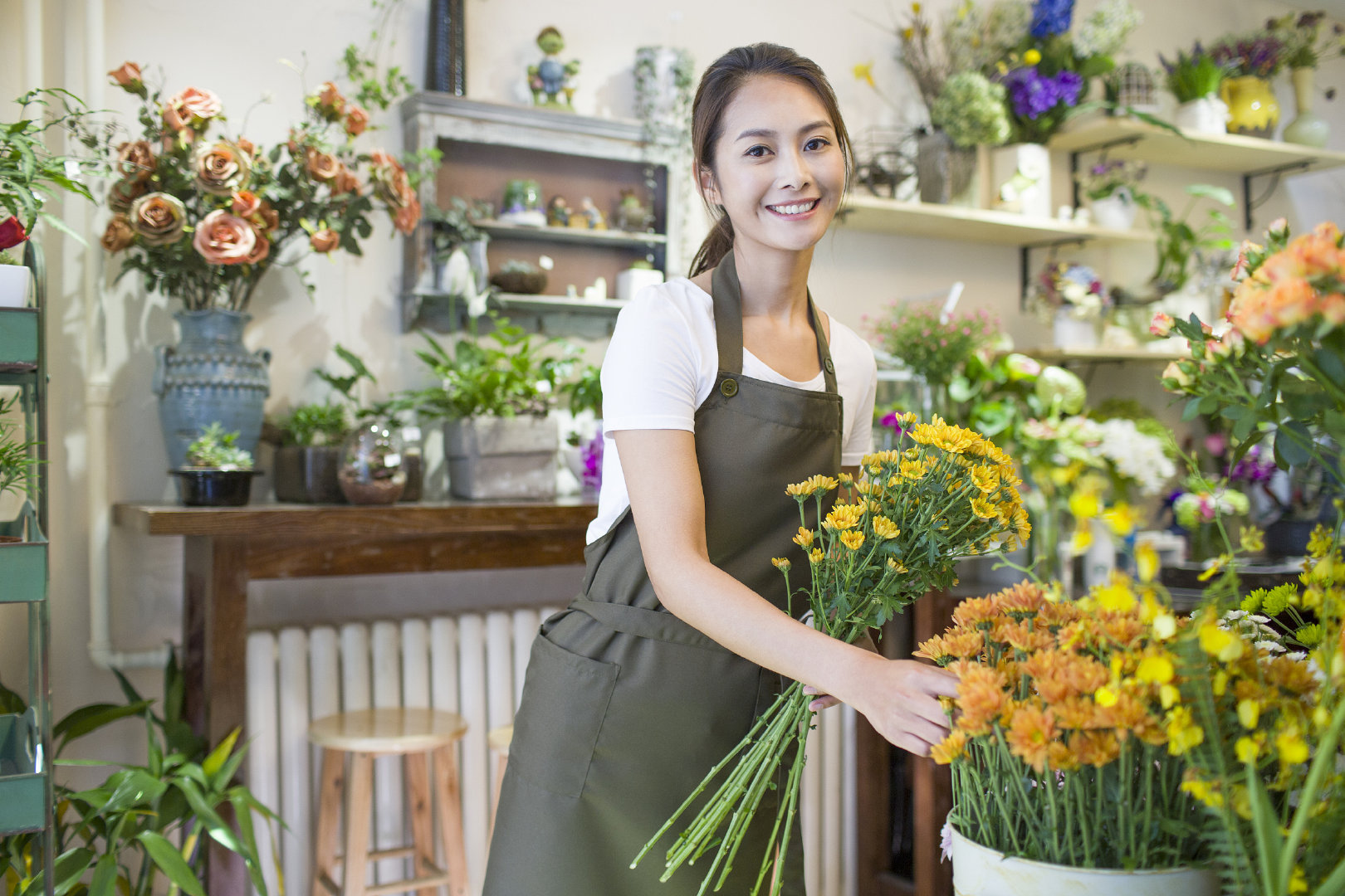 这是个舒畅的早晨，一切都象征着好的开始。迎面扑来的和风中除了清新的花香味还有那面