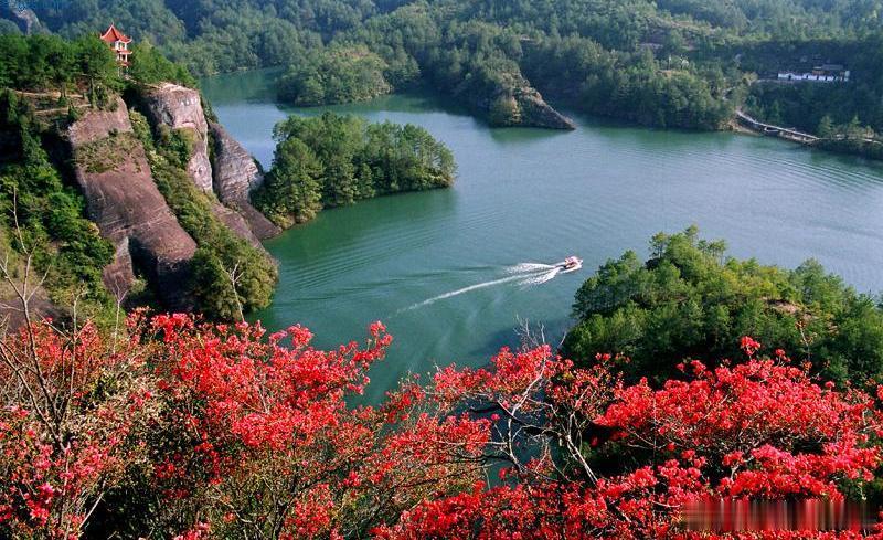 【冠豸山】冠豸山以其主峰形似古代獬豸冠而得名，“平地兀立，不连岗自高，不托势自远