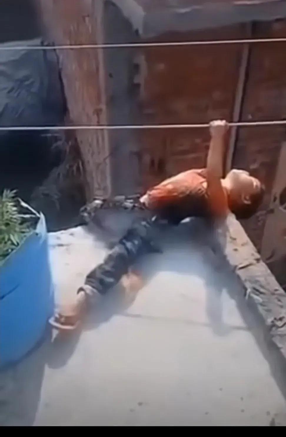 吸住了！[发怒]
他，被电流吸住了！

小时候，老人总唠叨，离电线远点，这东西吸