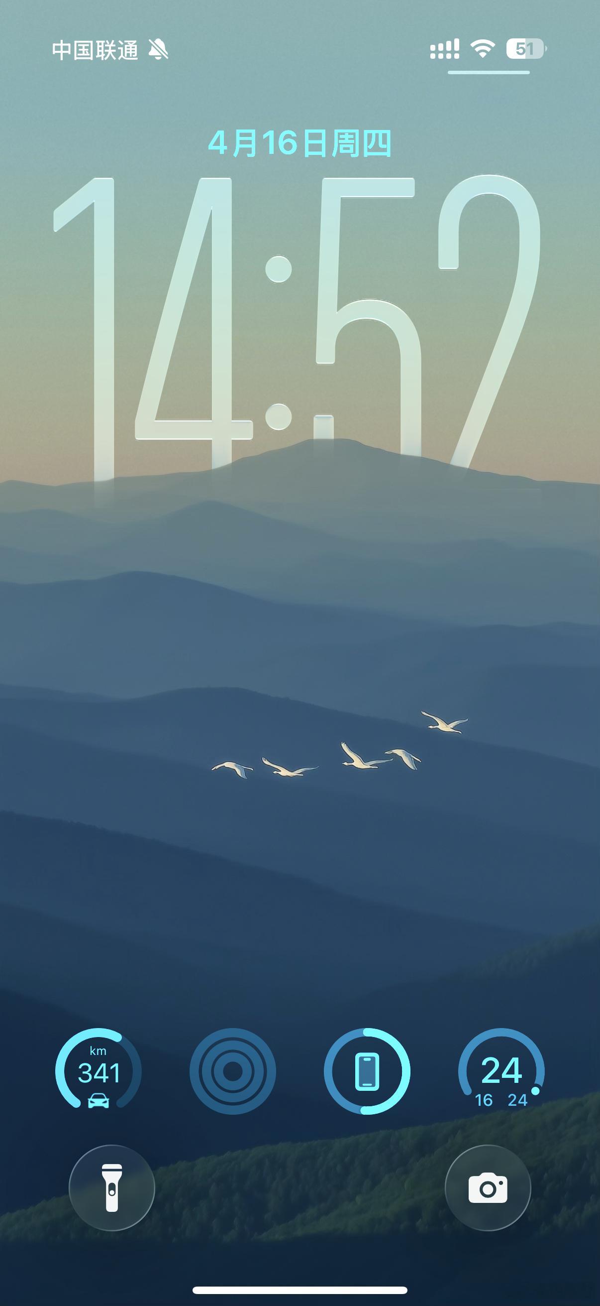 系统默认壁纸看腻了，换了张新的