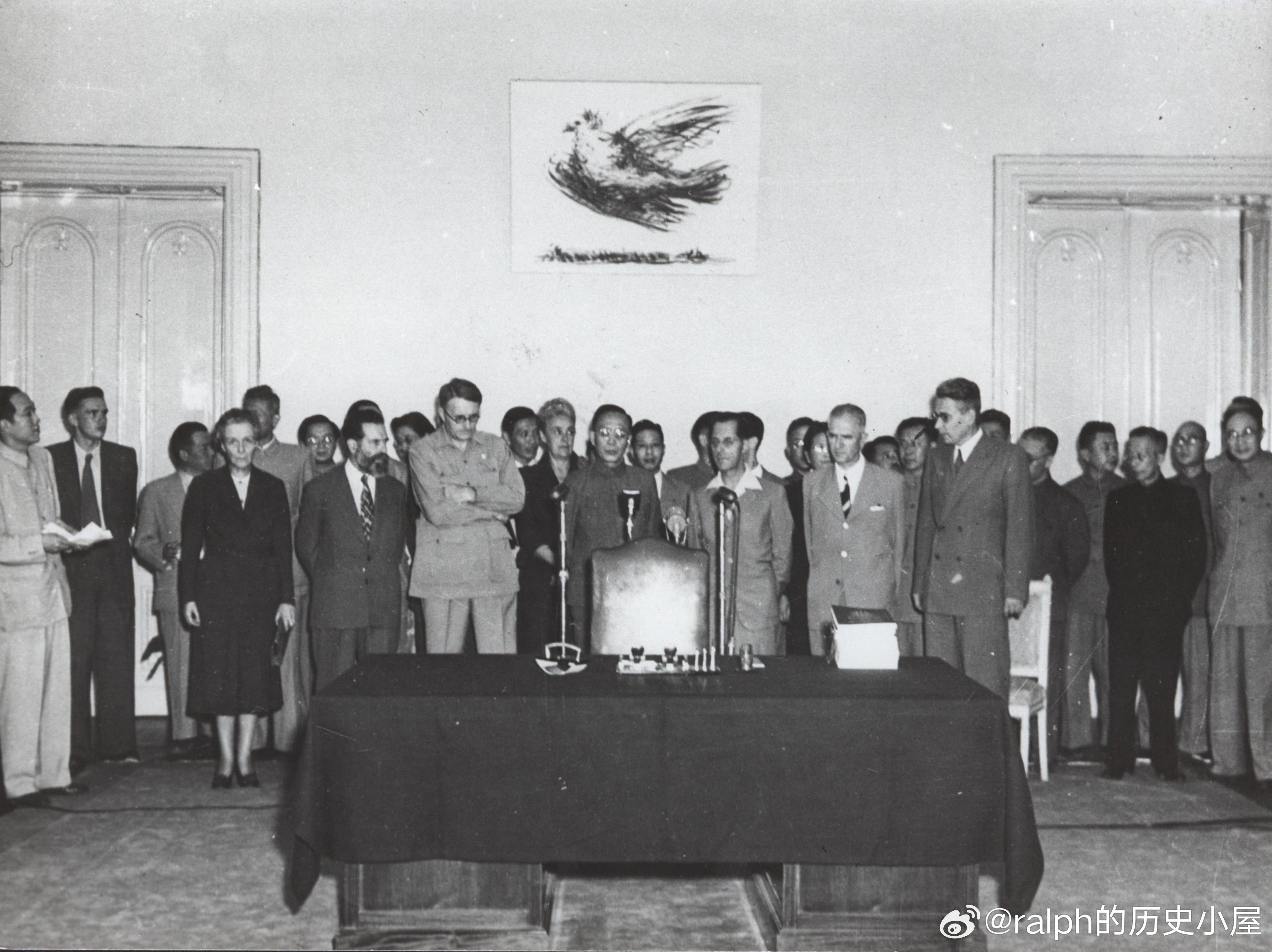 1952年8月31日调查在朝鲜和中国的细菌战事实国际科学委员会调查报告签字仪式在