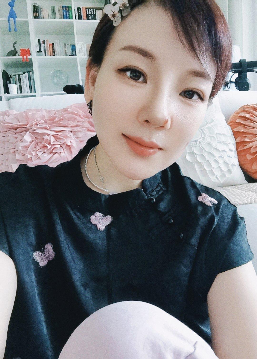 生活手记 鼻子边上的痘一周了还没好，主要洗脸洗澡都会沾水，总把刚长好的疤给弄掉。
