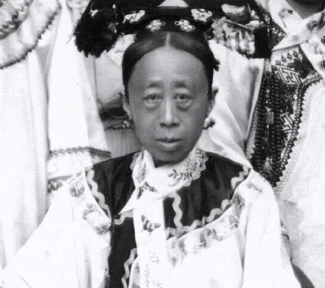清朝时期，慈禧在东暖阁召见恭亲王奕䜣议事，由于口干舌燥，奕䜣端起面前的茶便喝了一