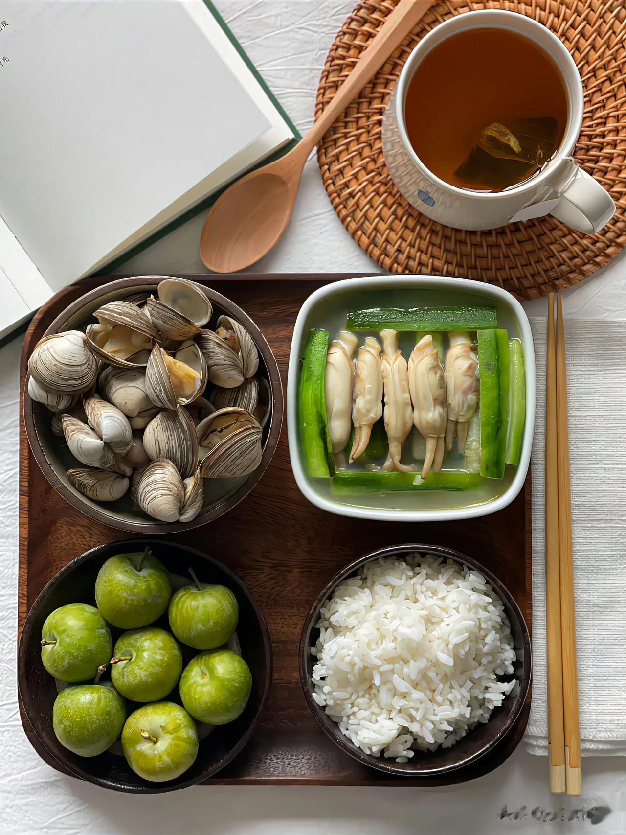 低脂饮食的好处如下：

1. 控制体重：高脂肪饮食通常含有更高的热量，摄入过多的