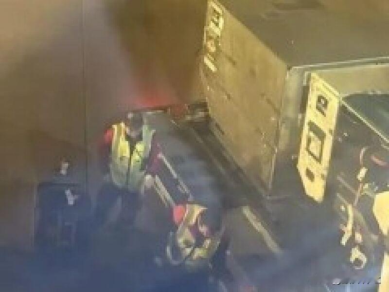 近日，在一国际航班上，一中国女子用流利英语反击白人男子的视频，受到众网友点赞。1