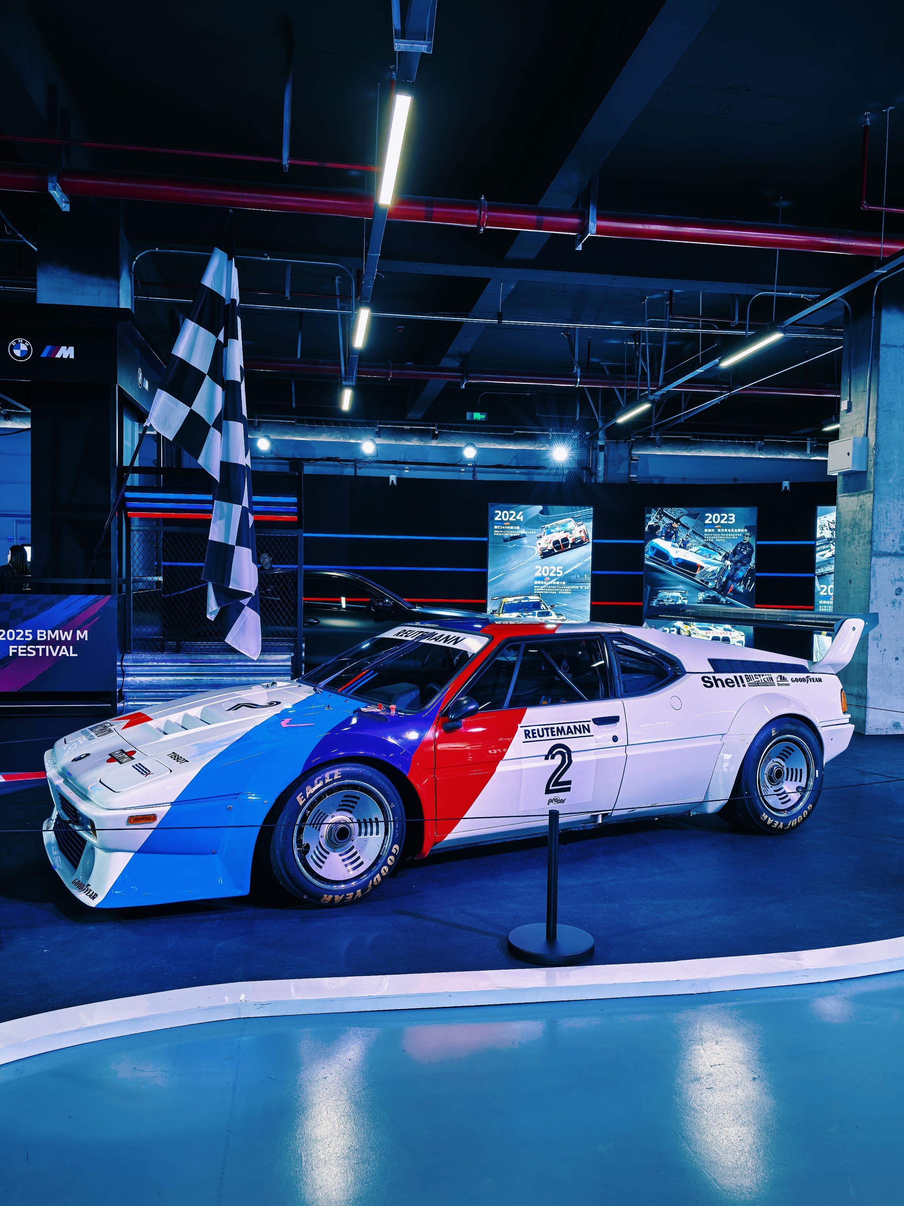 BMW M1bmw m热血嘉年华纯粹驾驶乐趣所到即赛道 宝马超跑了解一下，实车太