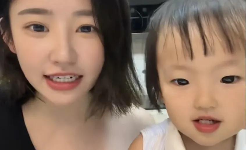 这一波，王思聪可真是头顶青青草原，绿得能放羊了！
根据黄一鸣那位“16年深情人设