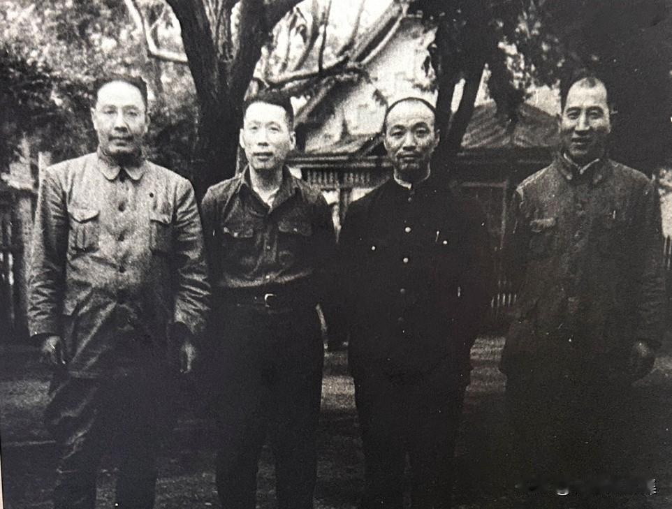 1947年后，伍修权任东北军区参谋长兼军工部政委。他深入一线了解情况、解决问题，