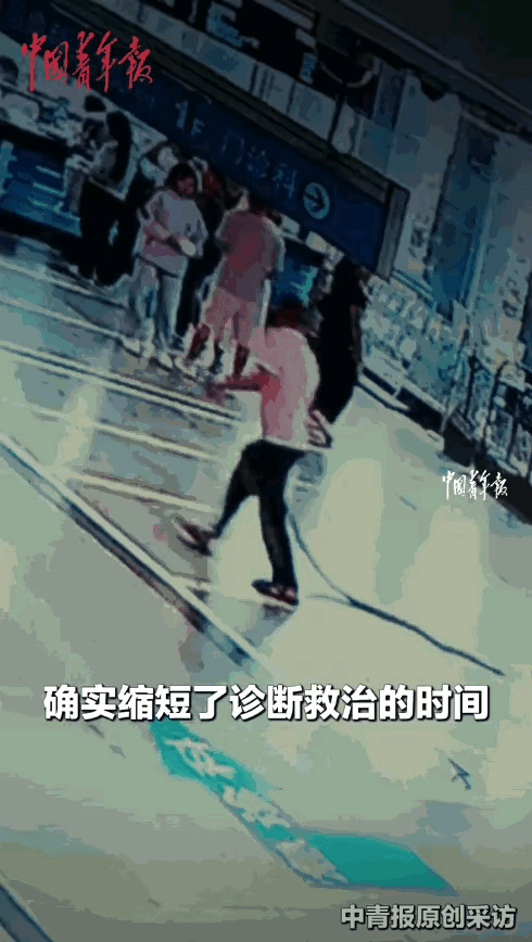 太吓人了！云南临沧，一个男子拖着2米长的眼镜王蛇冲进医院，可把医生和病人吓坏了，