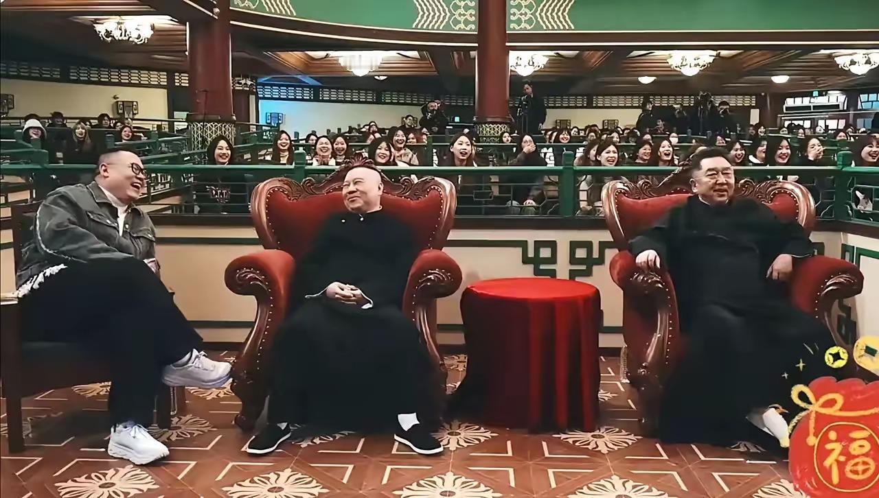 小岳这个坐姿颇具争议，有人说，
他正在走下坡路，在两位老师面前跷二郎腿。
有人说