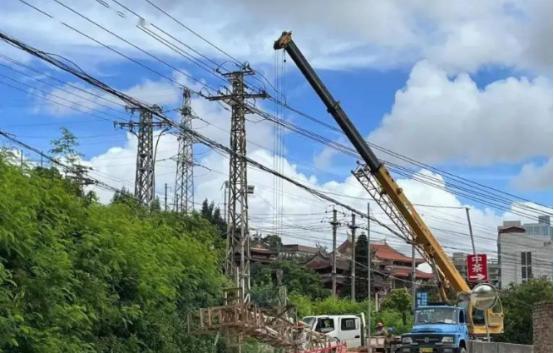 日本专家震惊：中国为何宁可砸钱也要全面抛弃电线杆？地下电缆贵到离谱，却被中国坚持