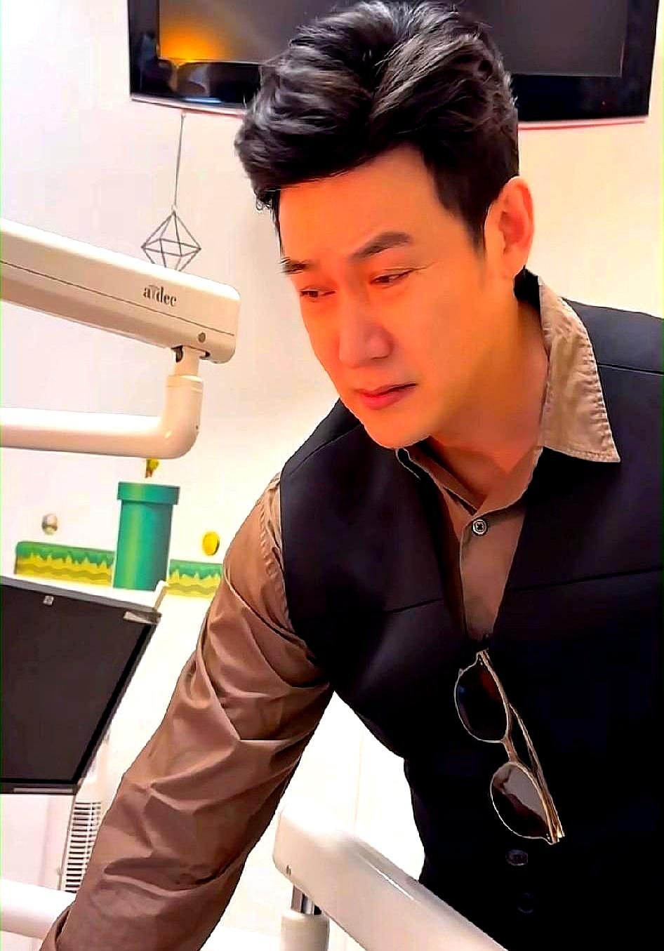 贝儿拆牙套疼到喊“牙要碎了”，陆毅蹲旁边攥紧她的手，自己先掉眼泪！
她从13岁