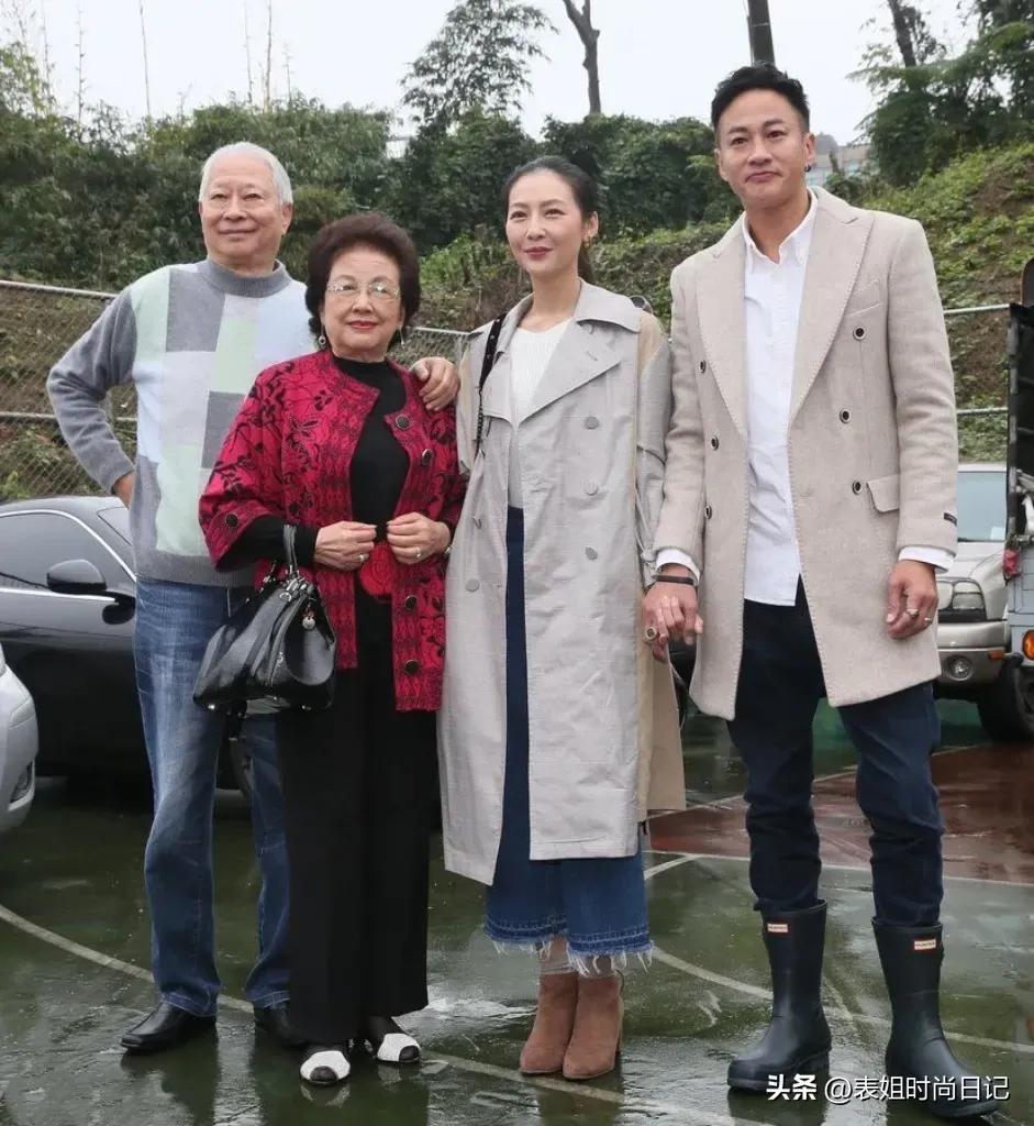 何润东1家4口的合影照！他186cm的身材高大帅气，老婆林姵希长得漂亮大气，即使