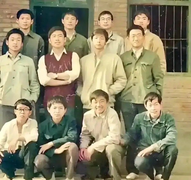 有一位大人物，看出来是谁嘛 ​​​