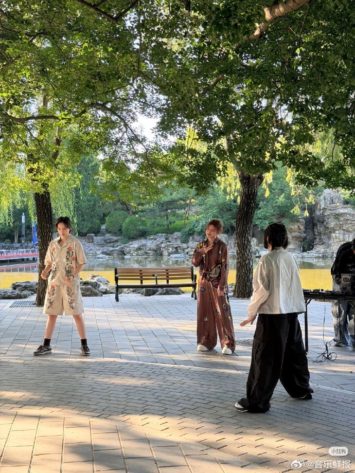 偶遇陈妍希李斯丹妮录制综艺陈妍希脚好了今日份惊喜偶遇，陈妍希李斯丹妮一起录节目，