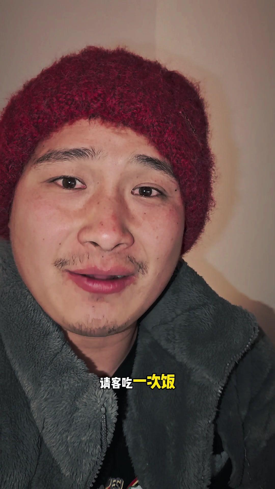 🍽️结果菜点了牛蛙和一堆吃的，还喝了酒，吃到一半他才提“要不这钱就吃饭吃掉了”