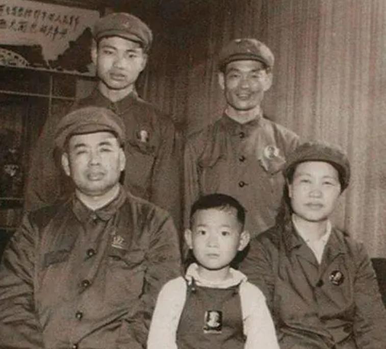 许世友长子的家庭现状如何？两个曾孙都是普通职员，孙媳妇下岗后无奈在街头摆摊
19