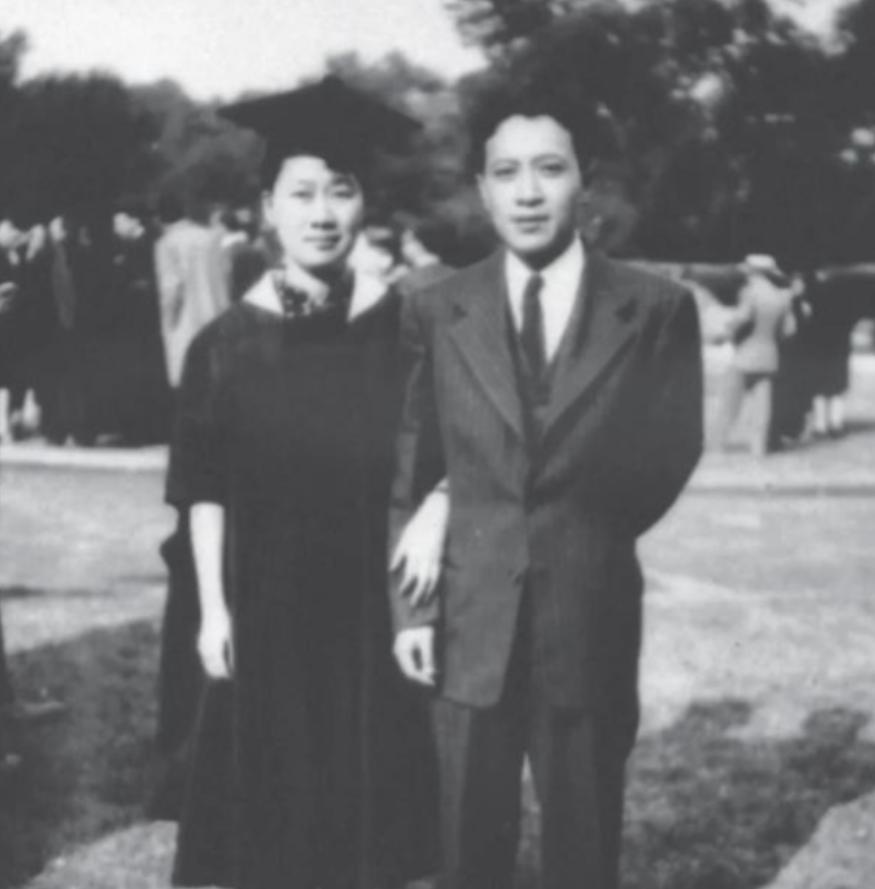 1933年，钱钟书追求燕大校花赵萝蕤，可赵萝蕤根本没有看上他，而是喜欢当时一文不