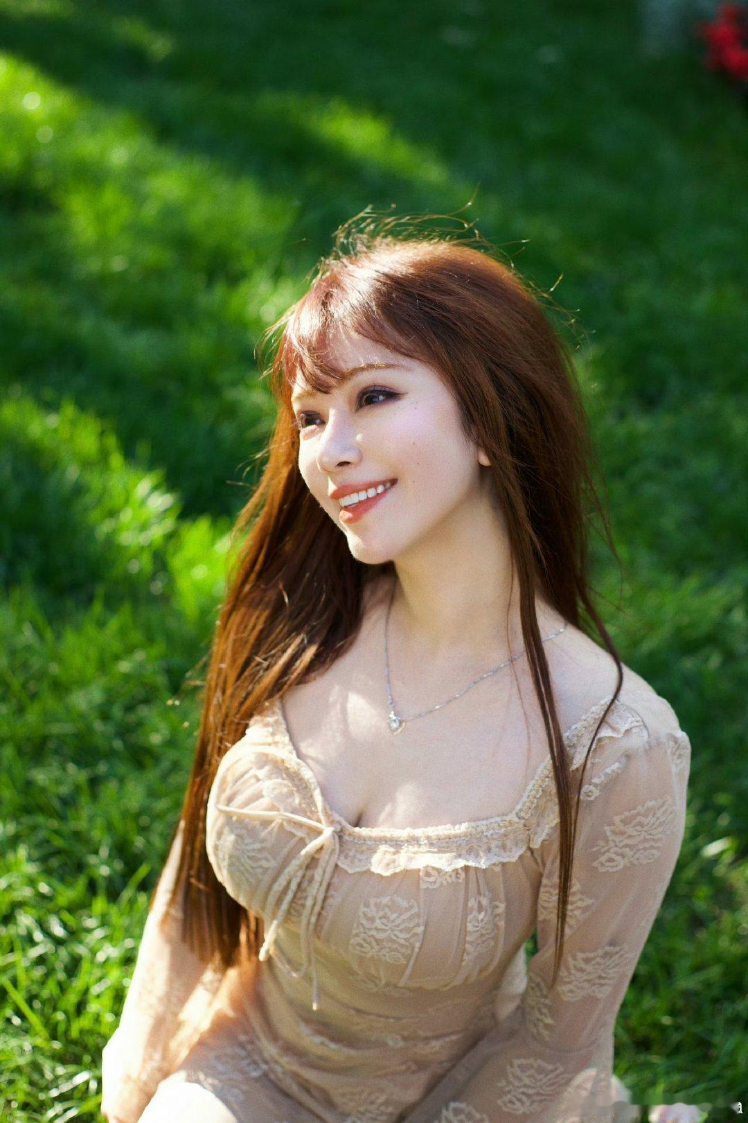 维妮娜曾经模仿谢娜主持维妮娜想要拥有谢娜那样传递快乐的能力，而谢娜也看见了维妮娜
