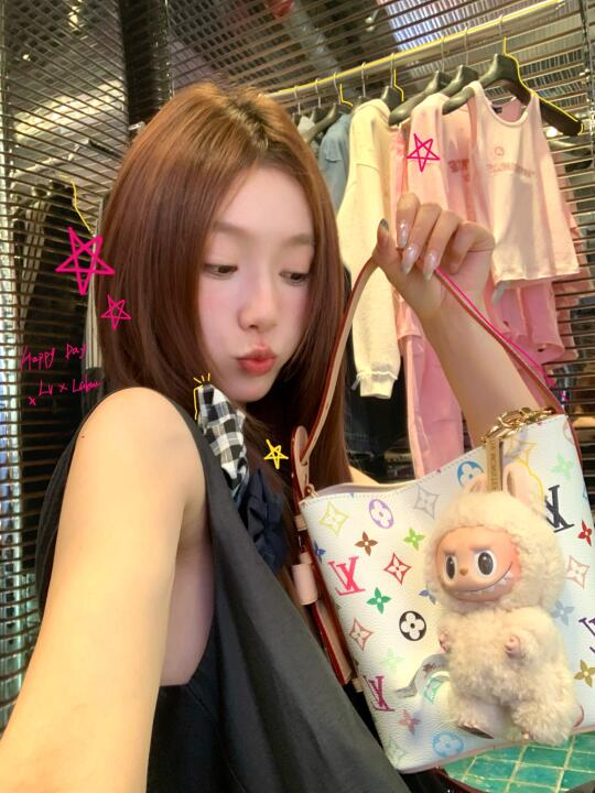 逛gai⋆⁺₊⋆LV白三彩背上啦！！