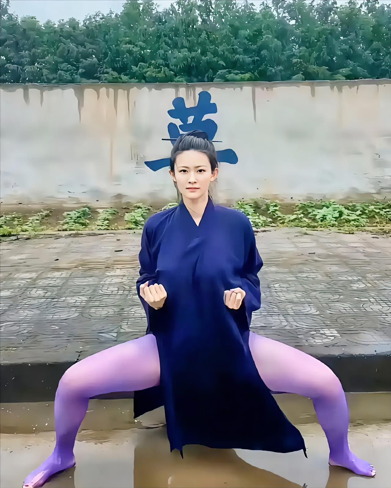 快看这小姐姐的马步！稳稳扎在那儿，腰背挺直，膝盖不超过脚尖，光这姿势就知道最少有