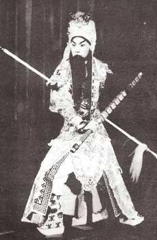 弃官从艺的京剧武生名家沈华轩
 
沈华轩，男，京剧武生。原为清朝某府的书吏，业余