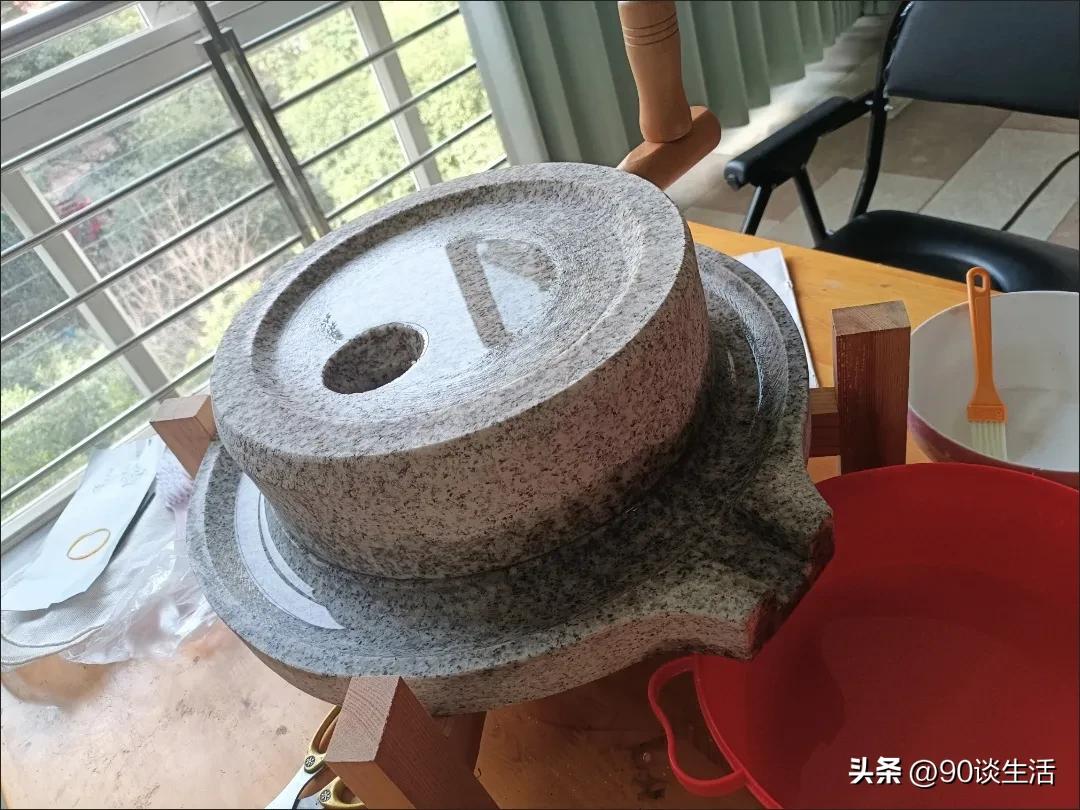 我想问问网友:
“有多少人还记得图片中的玩意是什么吗？”
----石磨。

当时