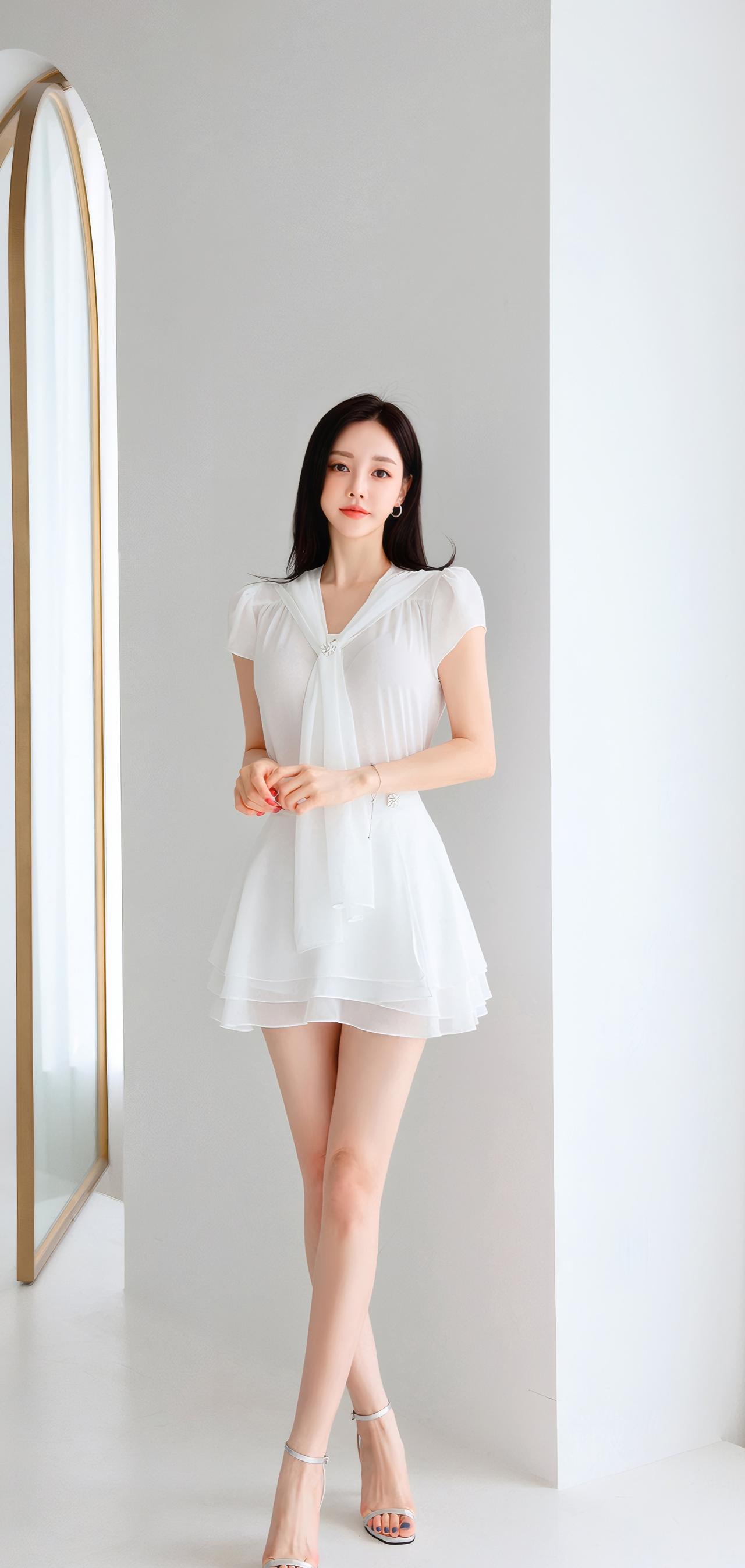 清新夏日穿搭，白色连衣裙搭配高跟鞋，简约优雅！