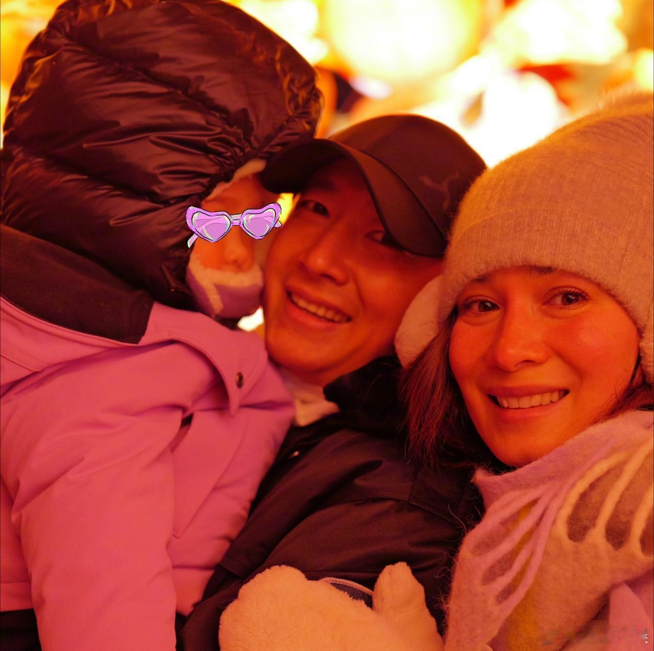 韩庚2岁女儿近照  韩庚一家新年合照 韩庚一家新年合照，女儿可爱 