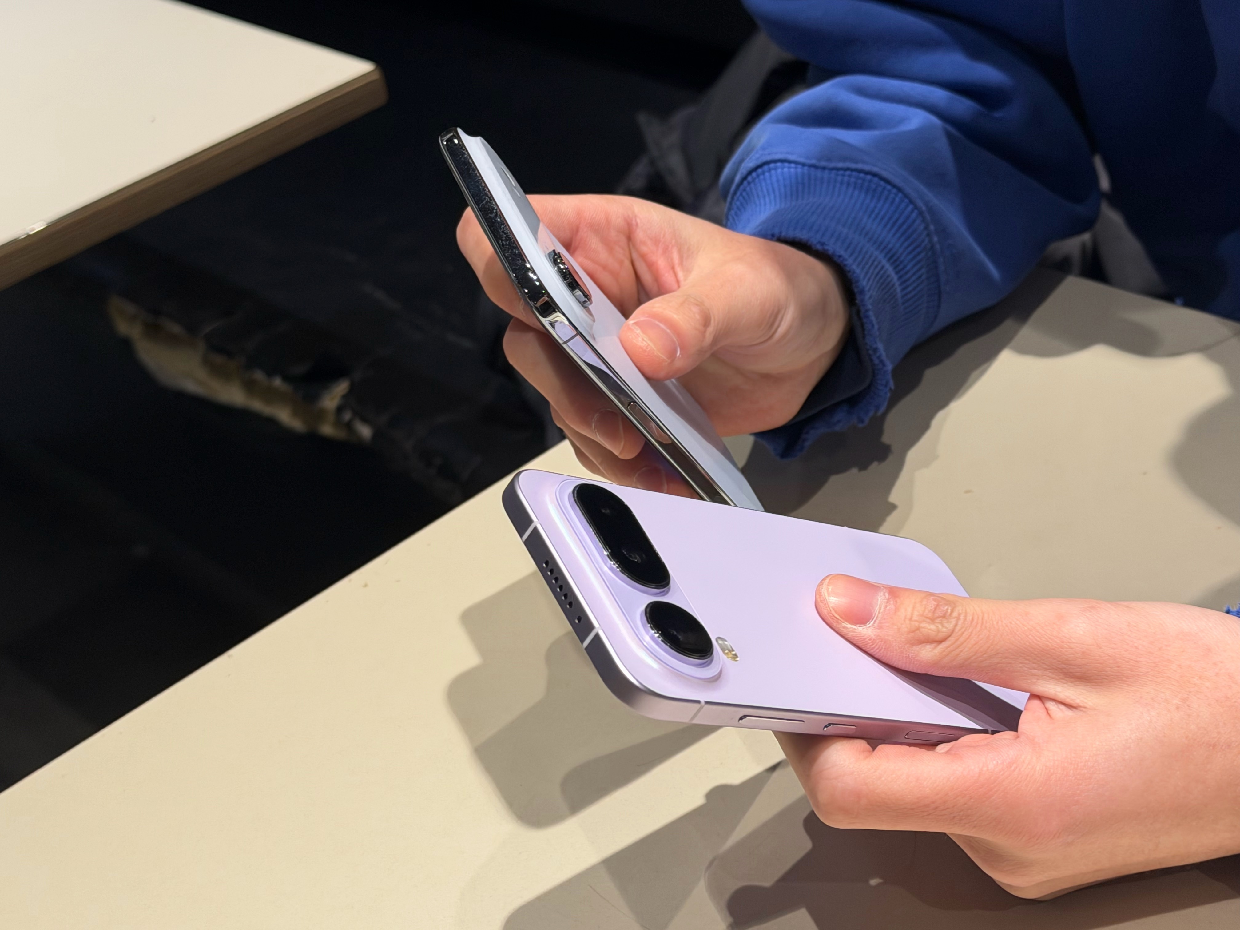 给朋友推荐手机，是一个iPhoneAir用户给他荣耀的Magic Air，他一脸