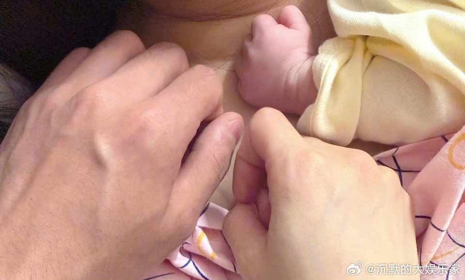 陈牧驰陈冰官宣结婚生子啦晒出一家三口碰拳照称欢迎小柒宝的到来2023年他深陷舆论