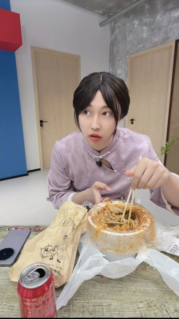 刘文祥这泼天的富贵你都没接住刘文祥塌房后，最惨的人莫过于紫薯精了，不知道眼镜会不