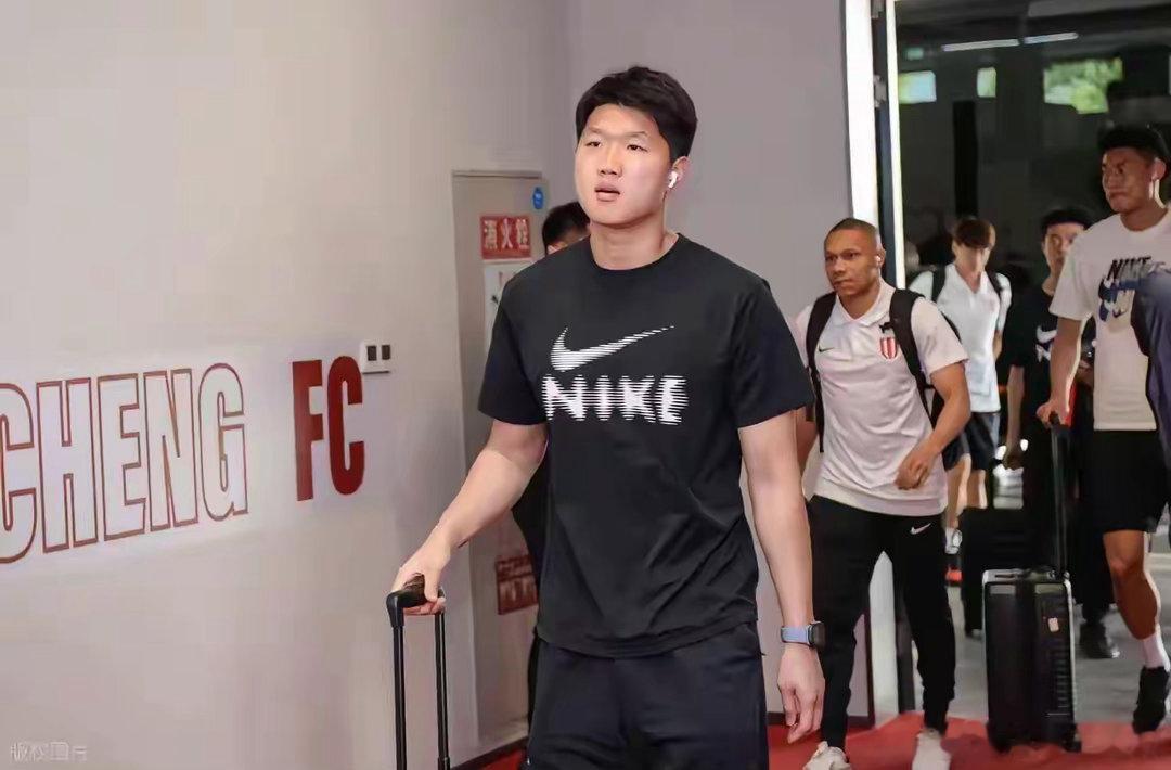 中超唯一以球队二门入选国足的也只有蓉城门将蹇韬了！这说明蓉城今年联赛能够霸占积分