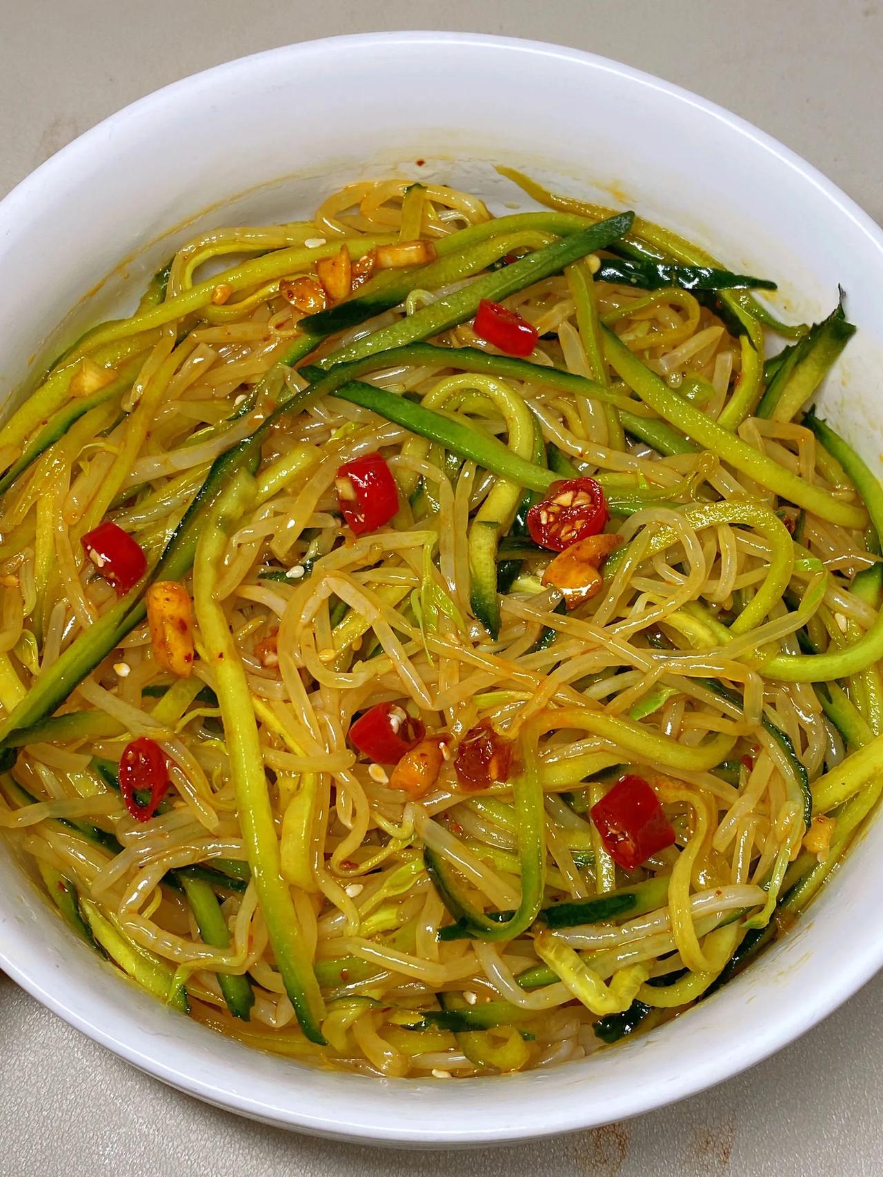 减脂期吃它!我两周瘦了7斤!
      家人们这个低卡凉拌酸豆芽你们真的得去试