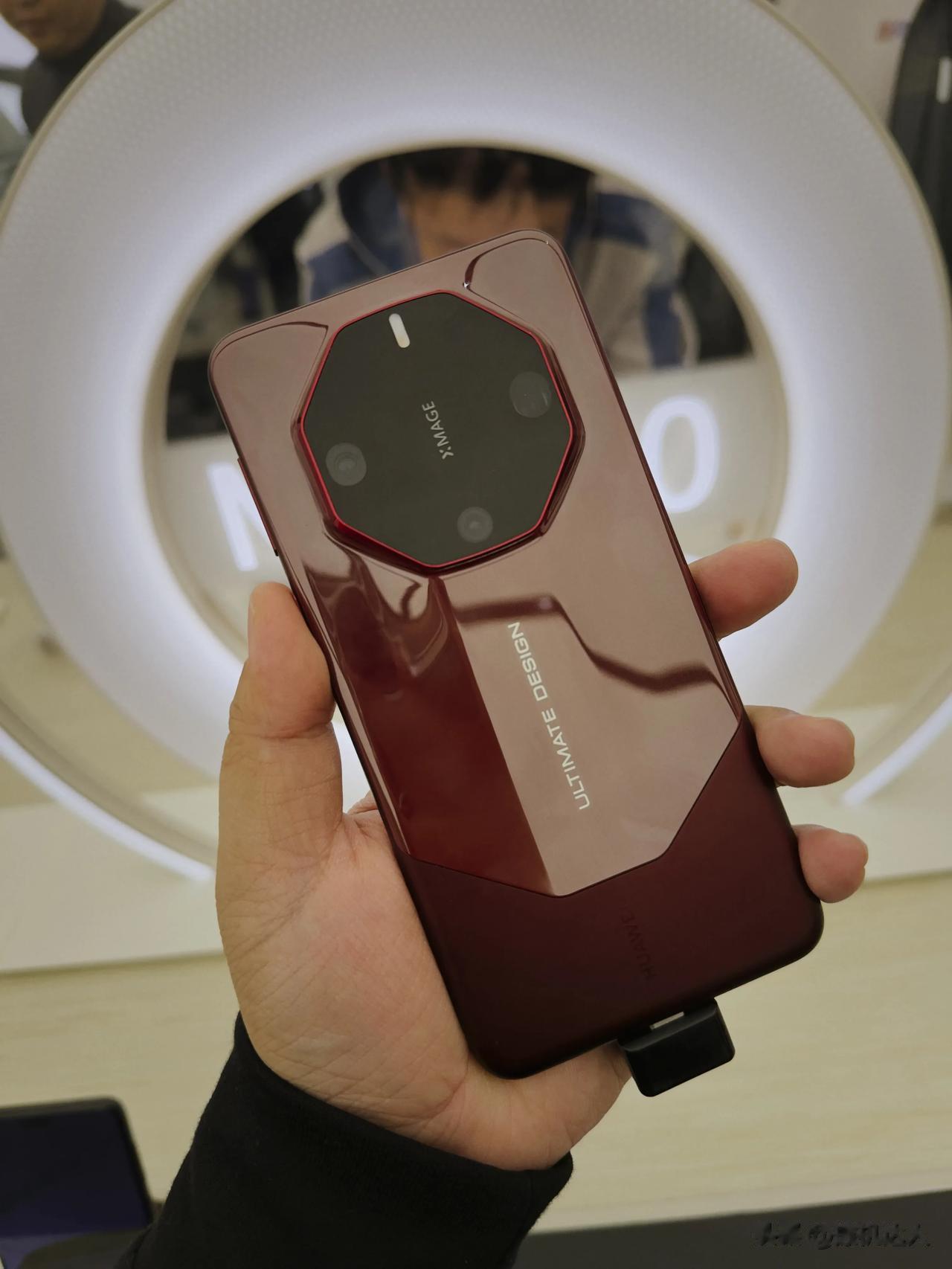 我又来了，红色的华子Mate60 RS非凡大师真的好高级。不过Pro+、RS和X