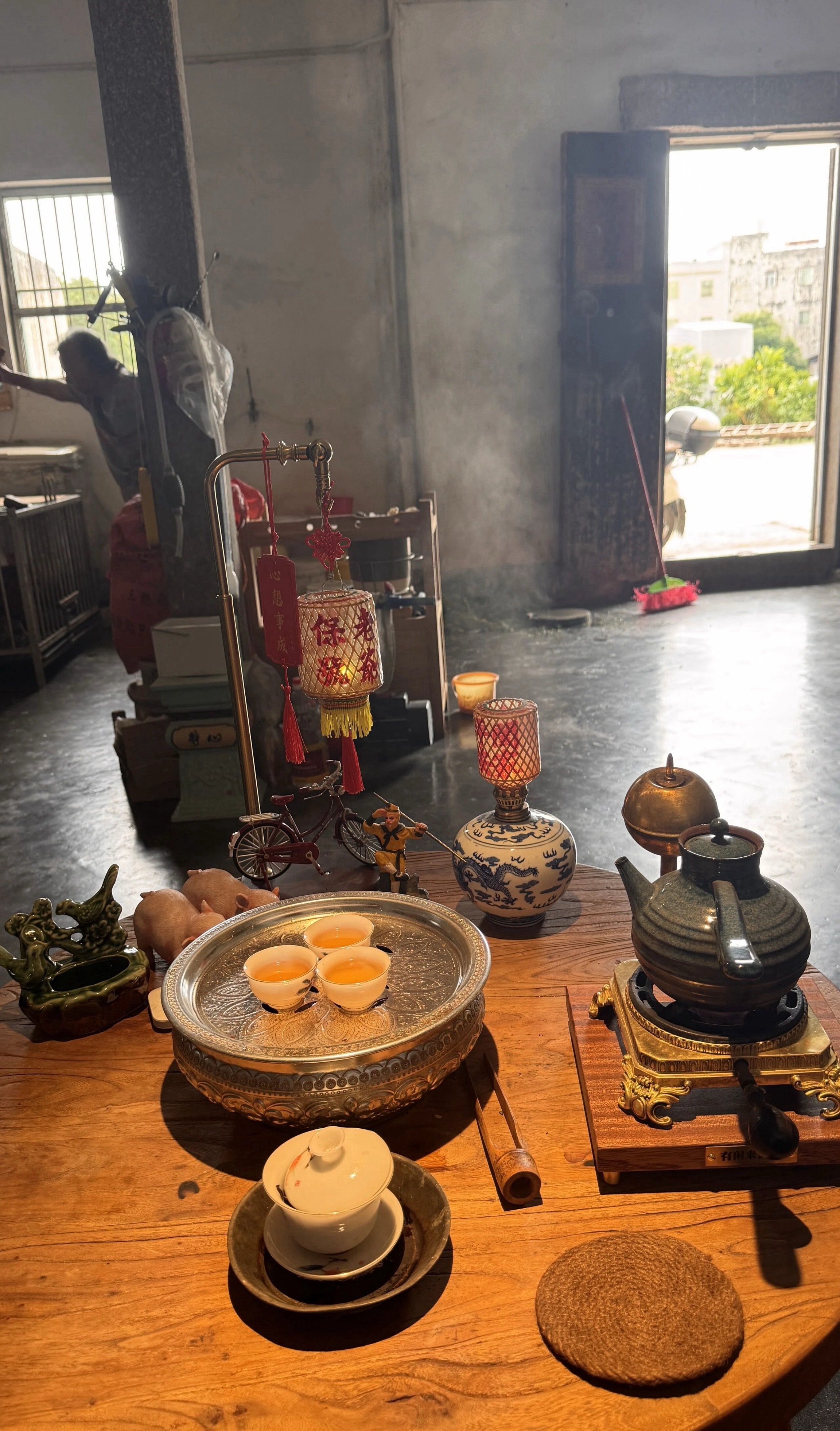 古人说“师者，传道授业解惑也”。解惑好解，传道却难。难就难在，道不是讲出来的，是