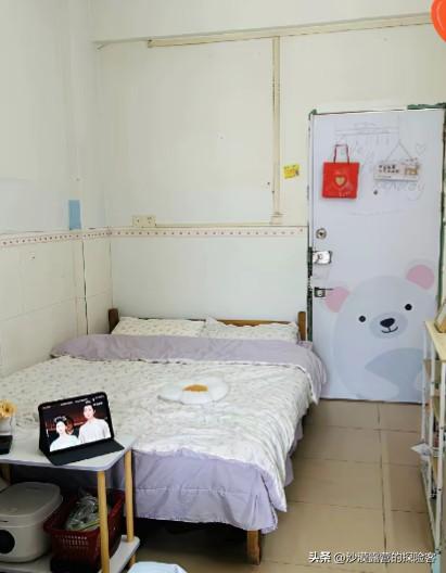 去深圳租房，就这巴掌大的破单间
就一张床，连个衣柜都没有，房东张嘴就要950一个