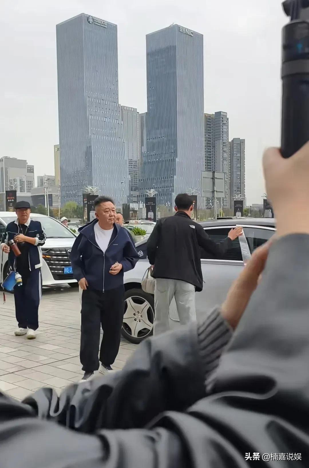 郭德纲和于谦现身成都，参加成都德云社的开业仪式，这也是西南地区的第一个德云社。