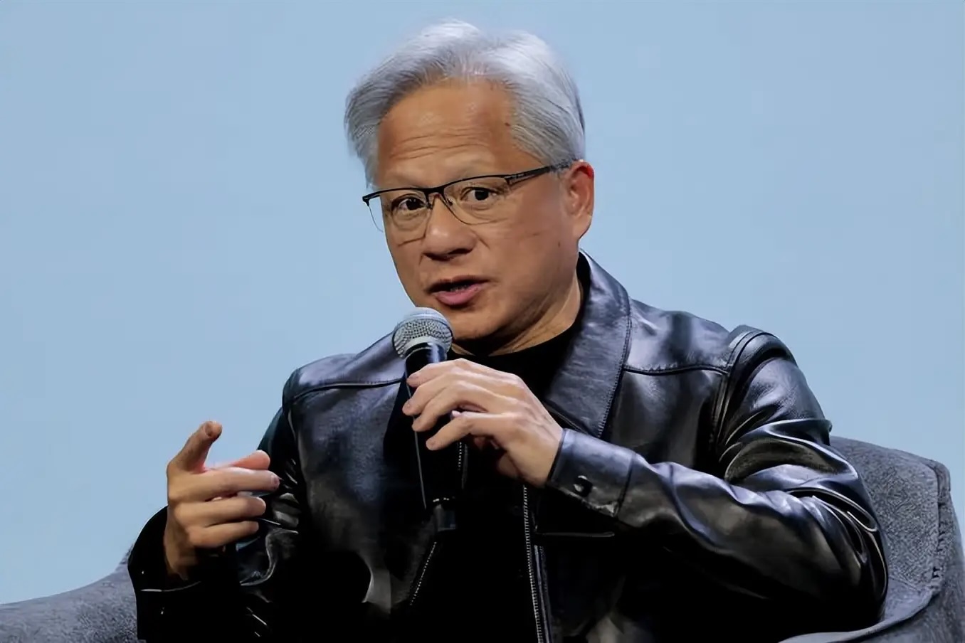 黄仁勋柏林开炮：“AI毁灭人类”是捏造且廉价的头条噱头，别扼杀AI