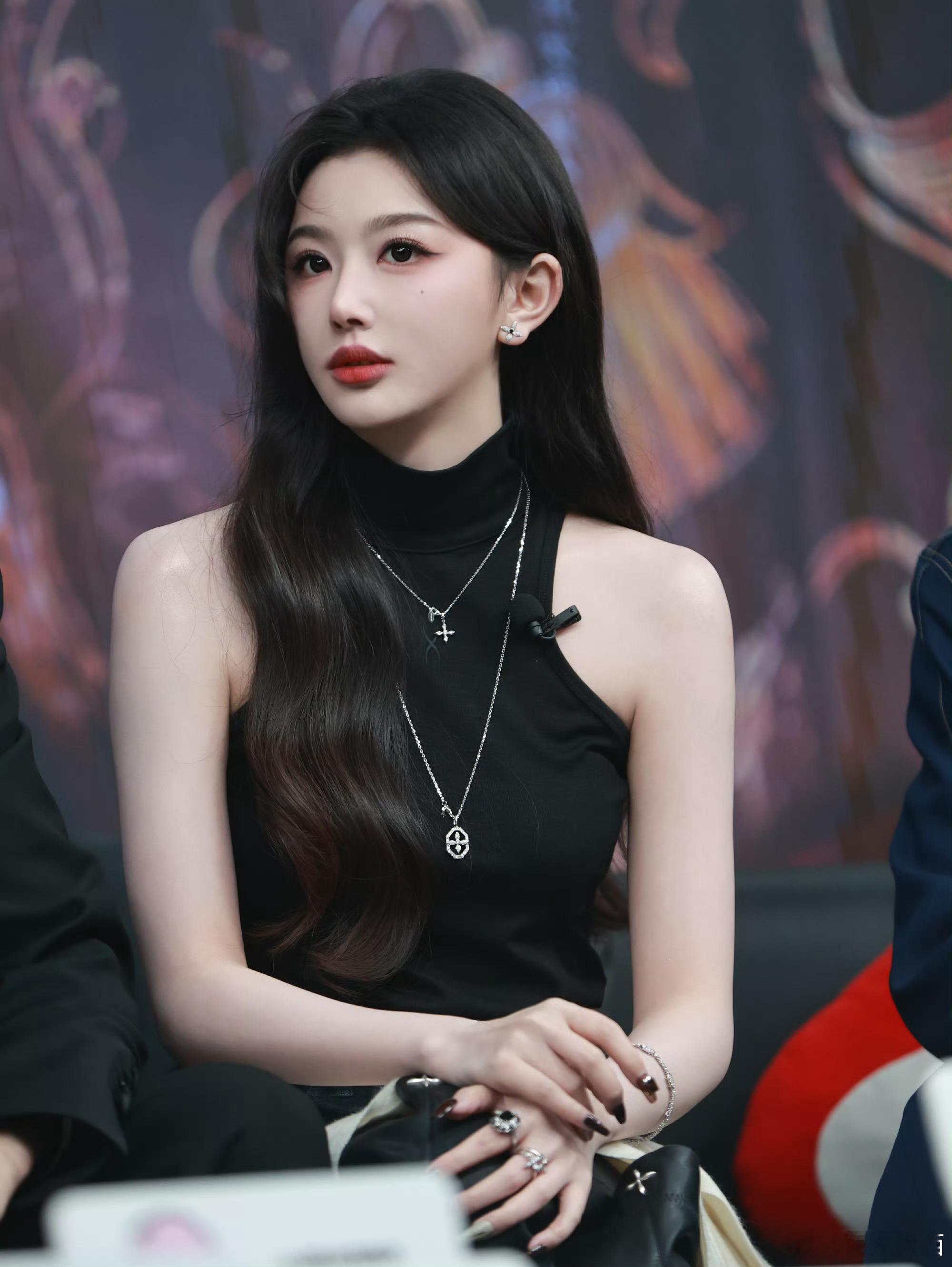 梦回孔雪儿爱豆时期了姐妹们快去看孔雪儿扫楼！黑长直配无袖黑套装，甜媚和冷飒一秒切