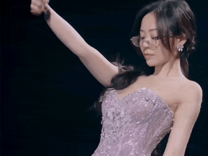 她推眼镜那一下，你脑海里闪过什么画面？