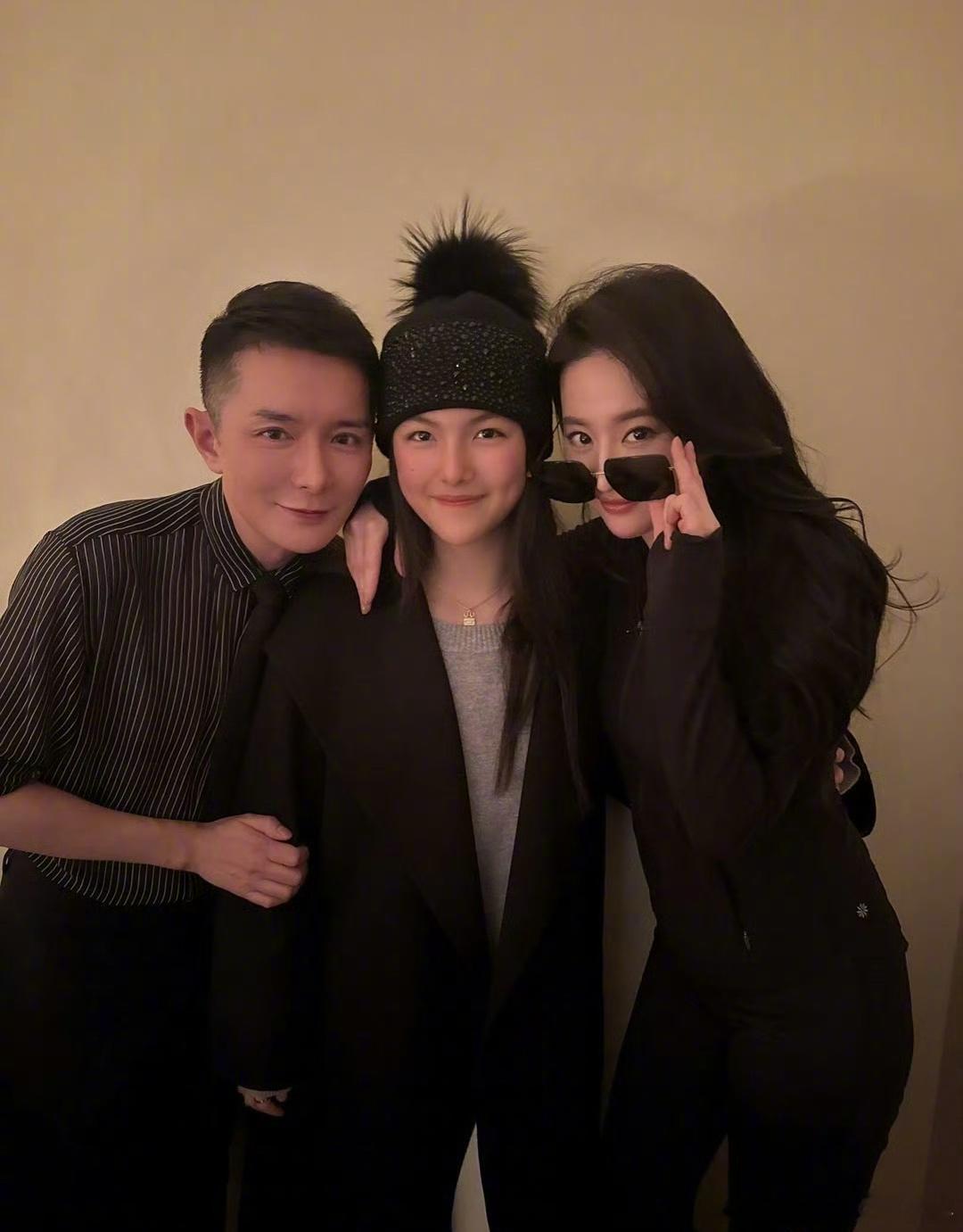 刘亦菲李现王诗龄刘冲合照 下辈子能不能让我当王诗龄……我也想和刘亦菲抱抱，和李现