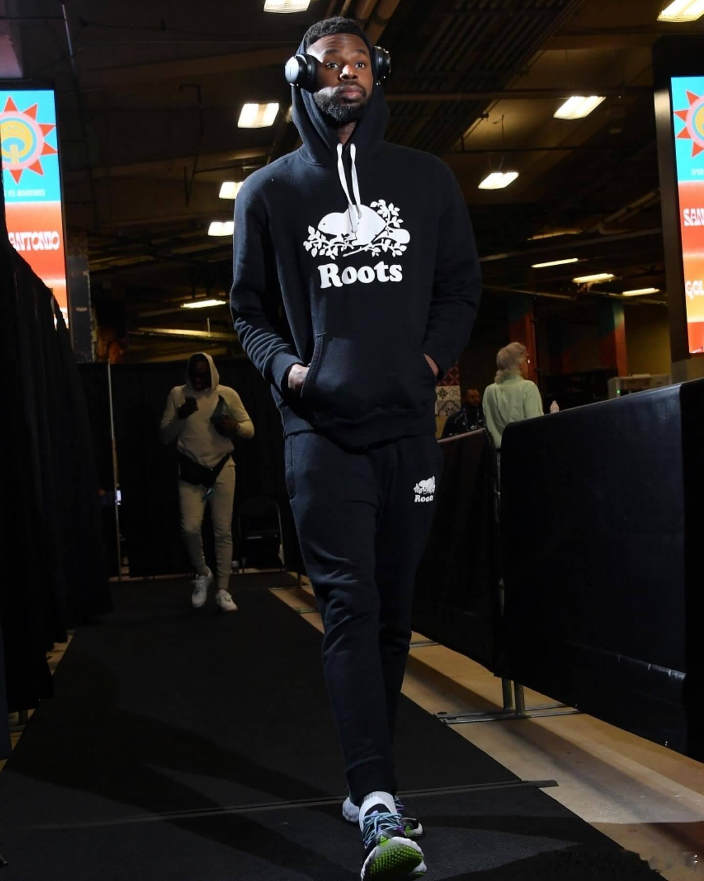 维金斯INS发布动态[照相机][照相机]加拿大小弟内姆布哈德评论：🐐#金州勇士