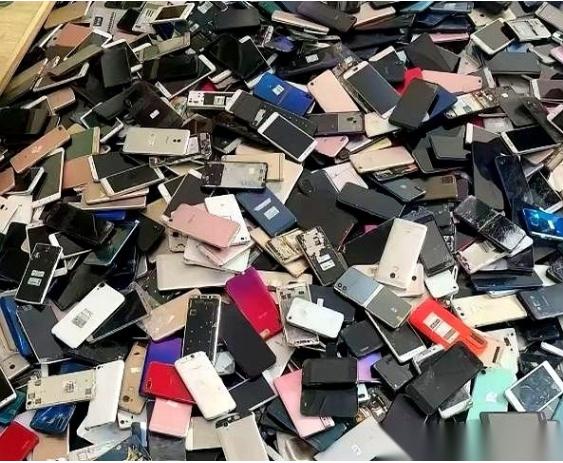 高价收手机这事儿，千万别碰！他们嘴里说的“提炼黄金”，从头到尾就是个幌子。真正值