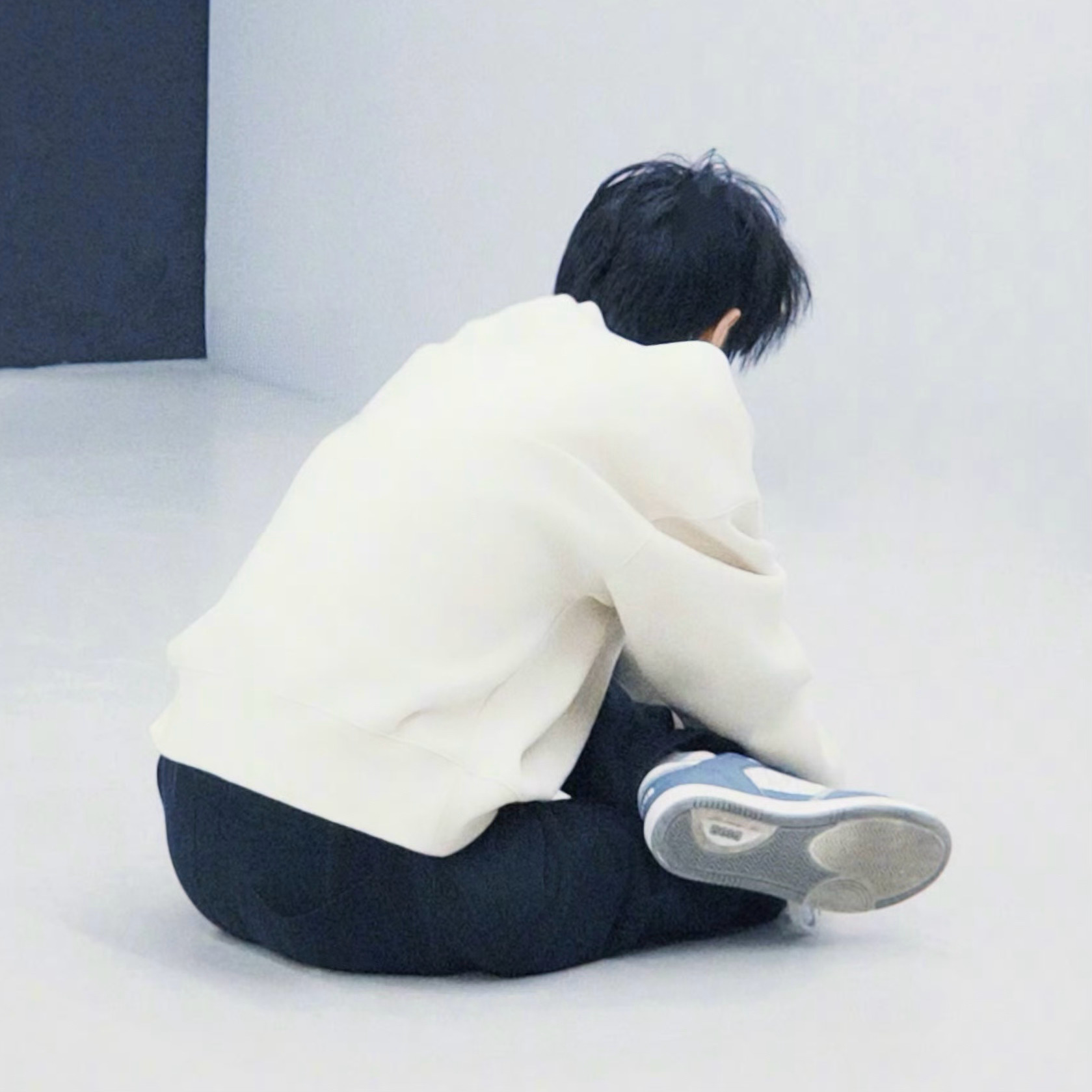 这个盘腿姿势也太萌了，好想rua一把头毛🥺 