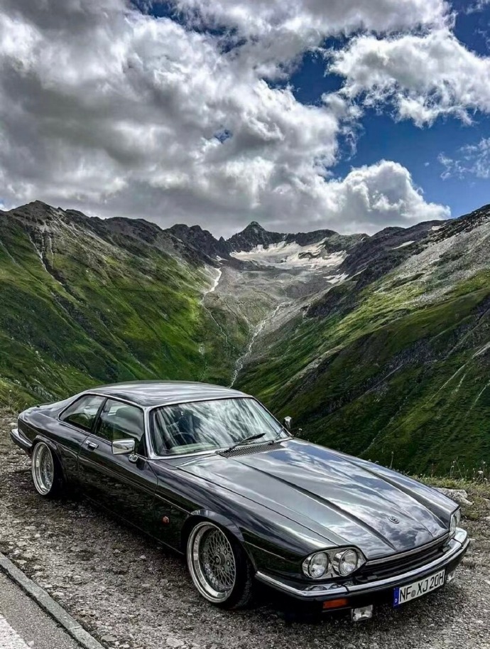 汽车 初代捷豹XJS诞生于1975年，适配十二缸发动机，这台是上个世纪九十年代F