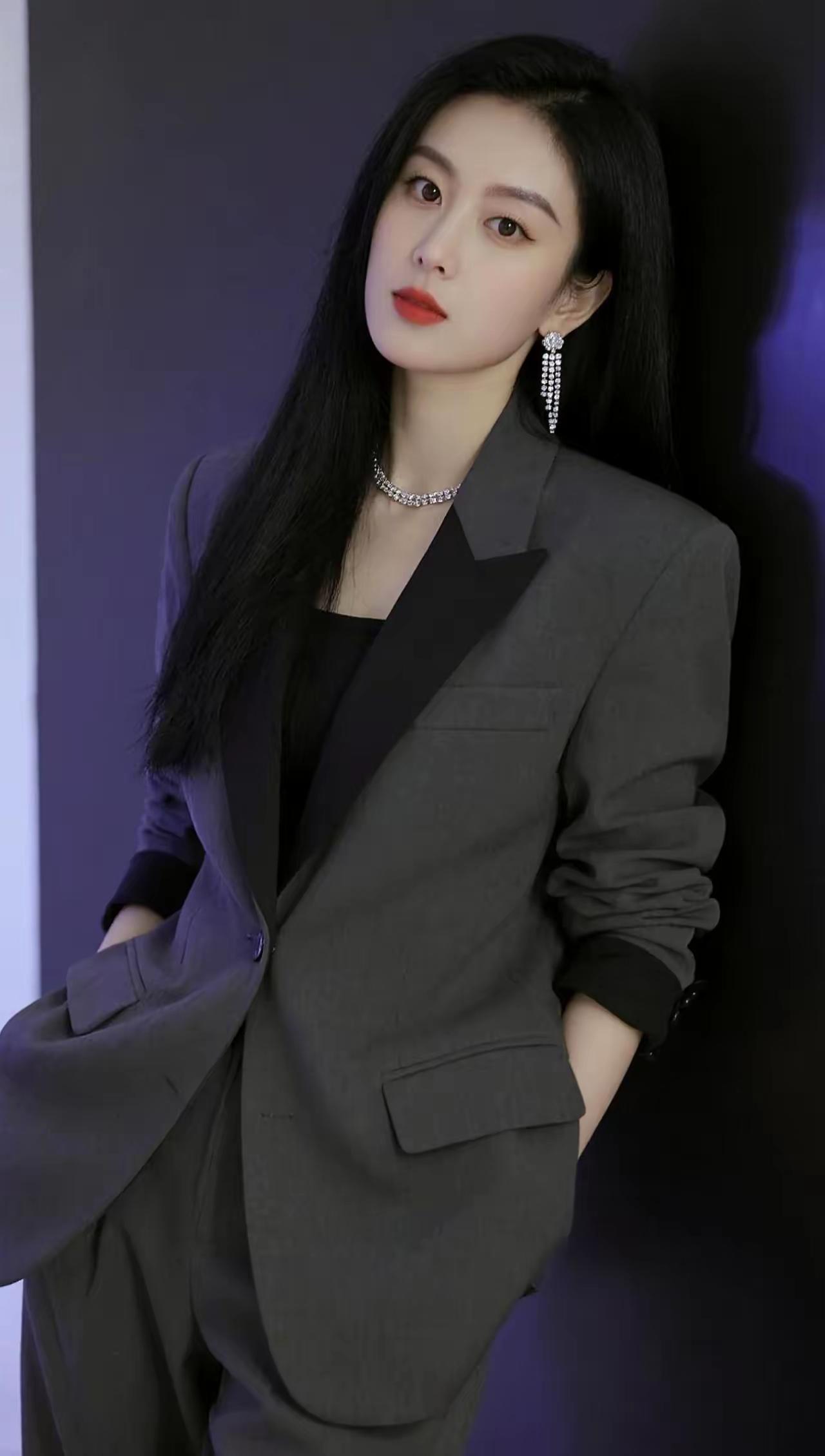优雅职场风，灰色西装搭配闪亮项链，自信满满！💄👠✨